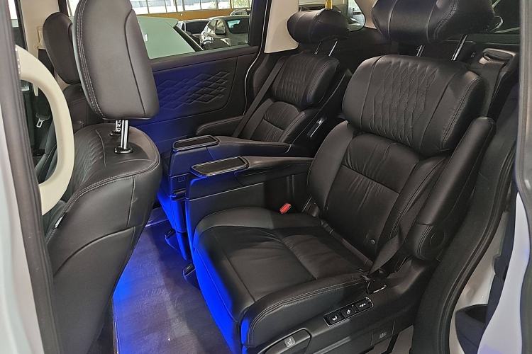 Used Honda Elysion 2024 2.0L eHEV Luxury Edition Interior 4