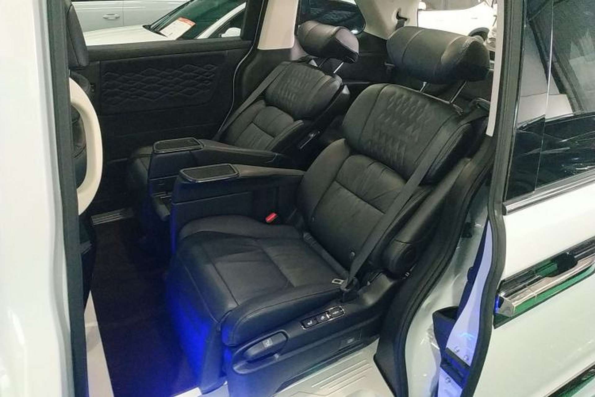 Used Honda Elysion 2024 2.0L eHEV Luxury Edition Interior 4