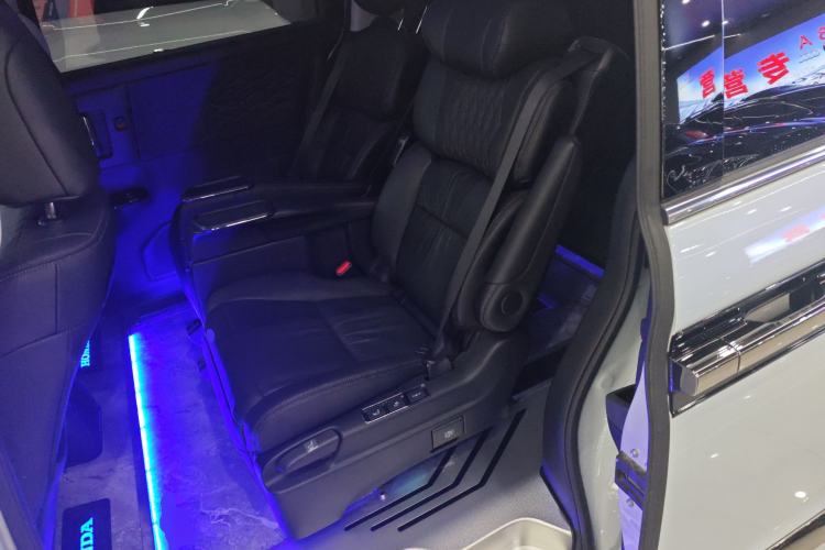 Used Honda Elysion 2024 2.0L eHEV Luxury Edition Interior 4