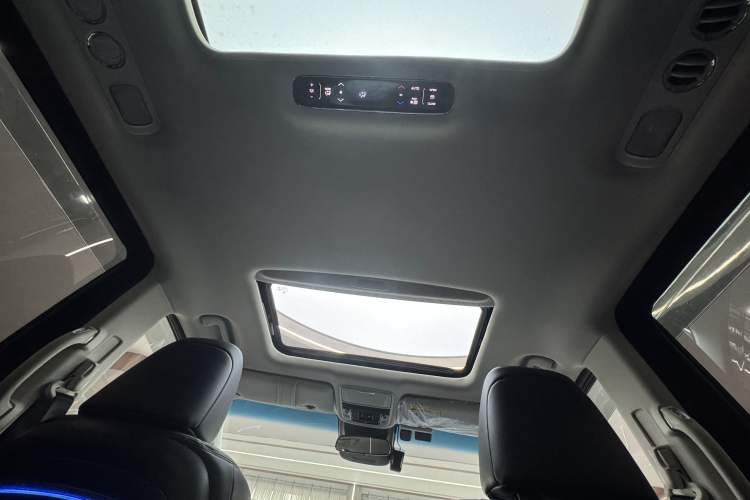 Used Honda Elysion 2024 2.0L eHEV Luxury Edition Interior 4