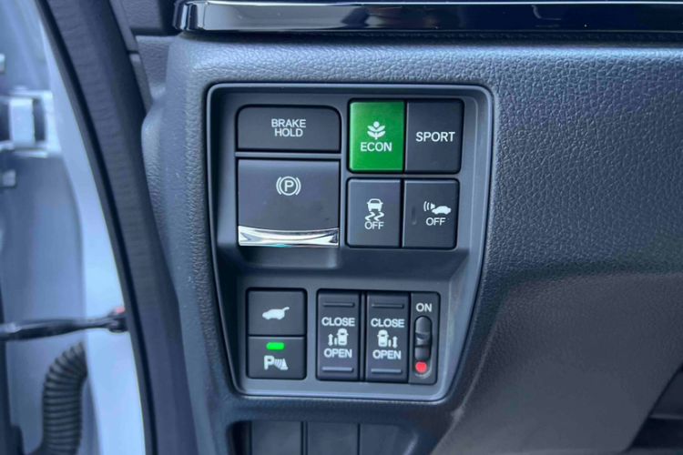 Used Honda Elysion 2024 2.0L eHEV Luxury Edition Interior 4