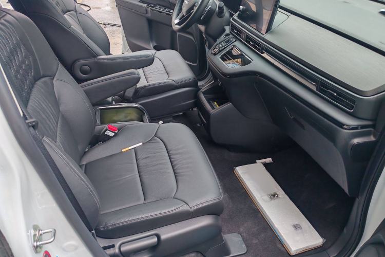 Used Honda Elysion 2024 2.0L eHEV Luxury Edition Interior 5