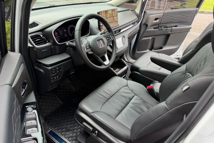 Used Honda Elysion 2024 2.0L eHEV Luxury Edition Interior 5