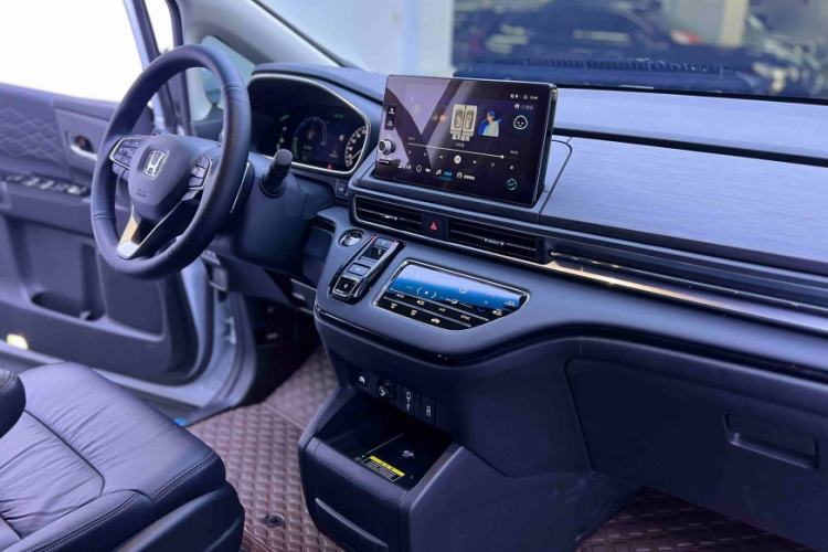 Used Honda Elysion 2024 2.0L eHEV Luxury Edition Interior 5