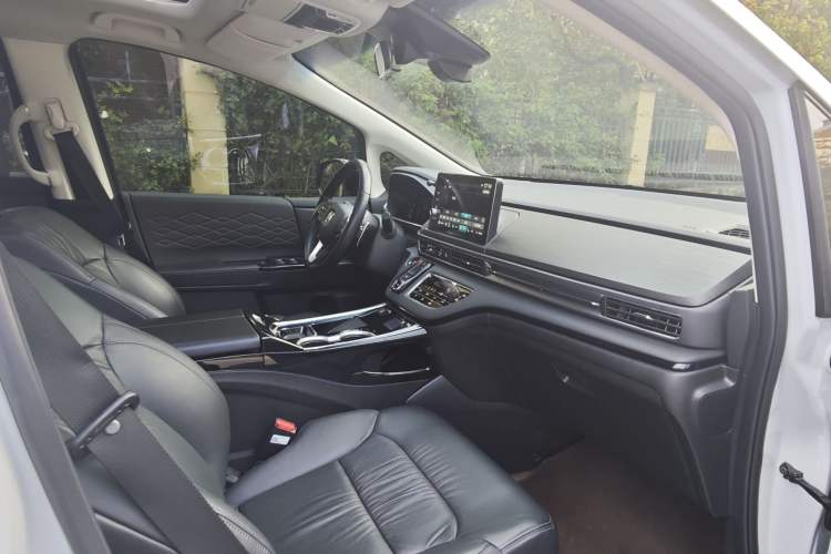 Used Honda Elysion 2024 2.0L eHEV Luxury Edition Interior 5