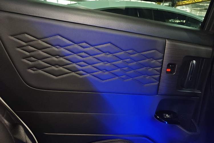 Used Honda Elysion 2024 2.0L eHEV Luxury Edition Interior 6
