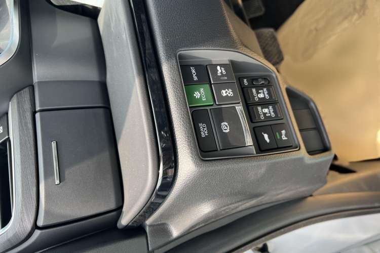 Used Honda Elysion 2024 2.0L eHEV Luxury Edition Interior 6
