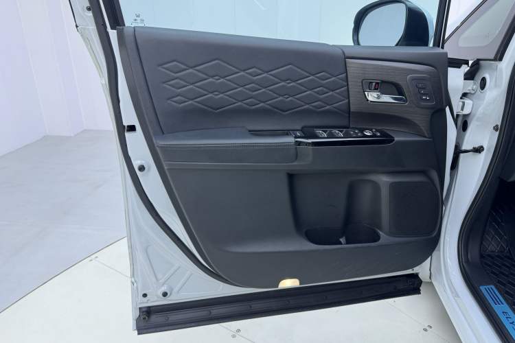 Used Honda Elysion 2024 2.0L eHEV Ultimate Edition Interior 6