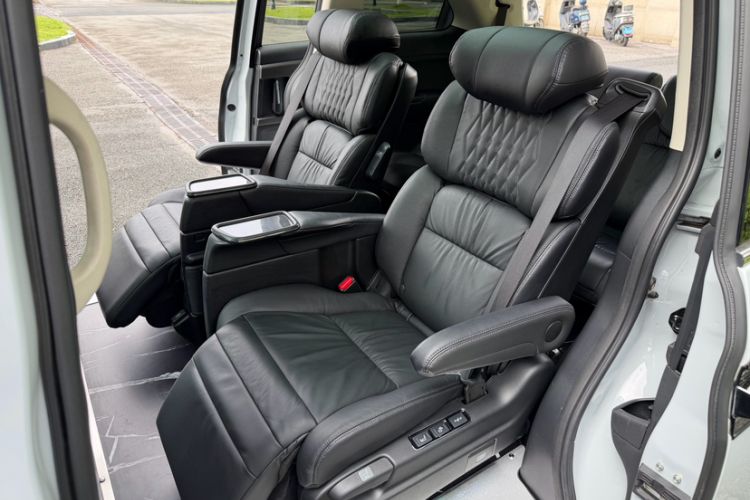 Used Honda Elysion 2024 2.0L eHEV Luxury Edition Interior 6