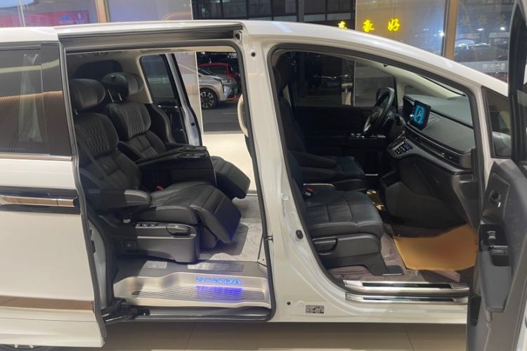 Used Honda Elysion 2024 2.0L eHEV Luxury Edition Interior 6