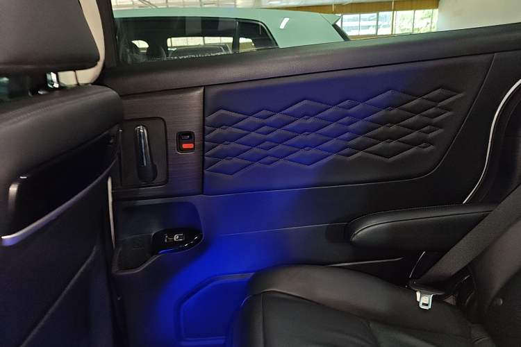 Used Honda Elysion 2024 2.0L eHEV Luxury Edition Interior 8