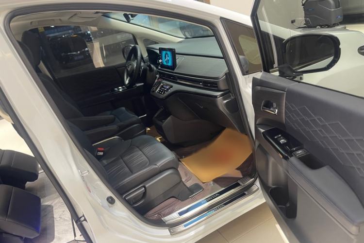 Used Honda Elysion 2024 2.0L eHEV Luxury Edition Interior 8