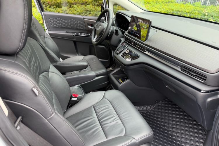 Used Honda Elysion 2024 2.0L eHEV Luxury Edition Interior 9