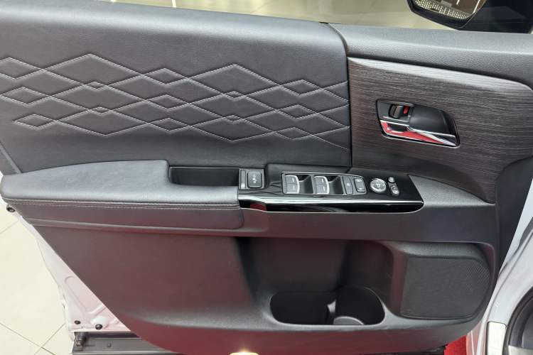 Used Honda Elysion 2024 2.0L eHEV Luxury Edition Interior 9