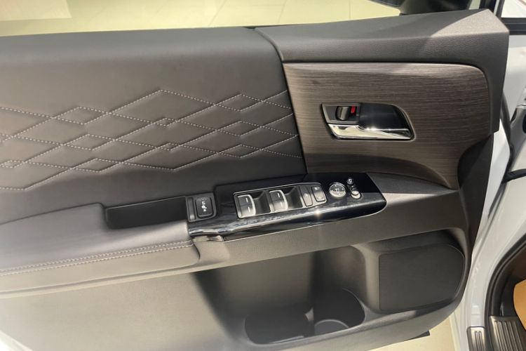 Used Honda Elysion 2024 2.0L eHEV Luxury Edition Interior 9