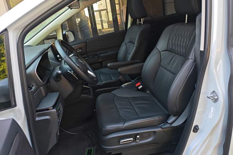 Used Honda Elysion 2024 2.0L eHEV Luxury Edition Left Front Seat