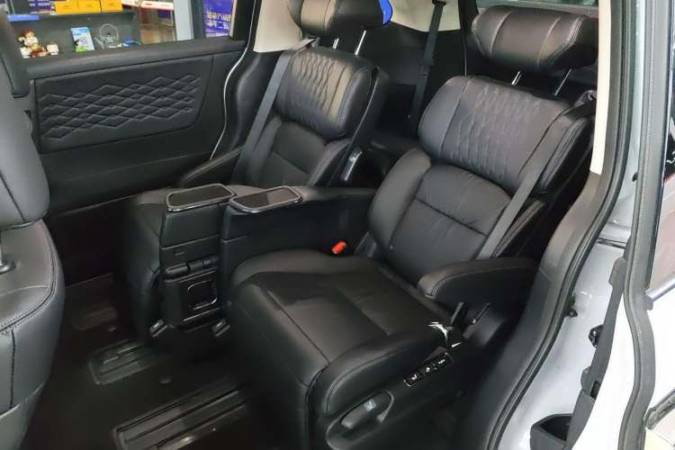 Used Honda Elysion 2024 2.0L eHEV Luxury Edition Left Rear Seat