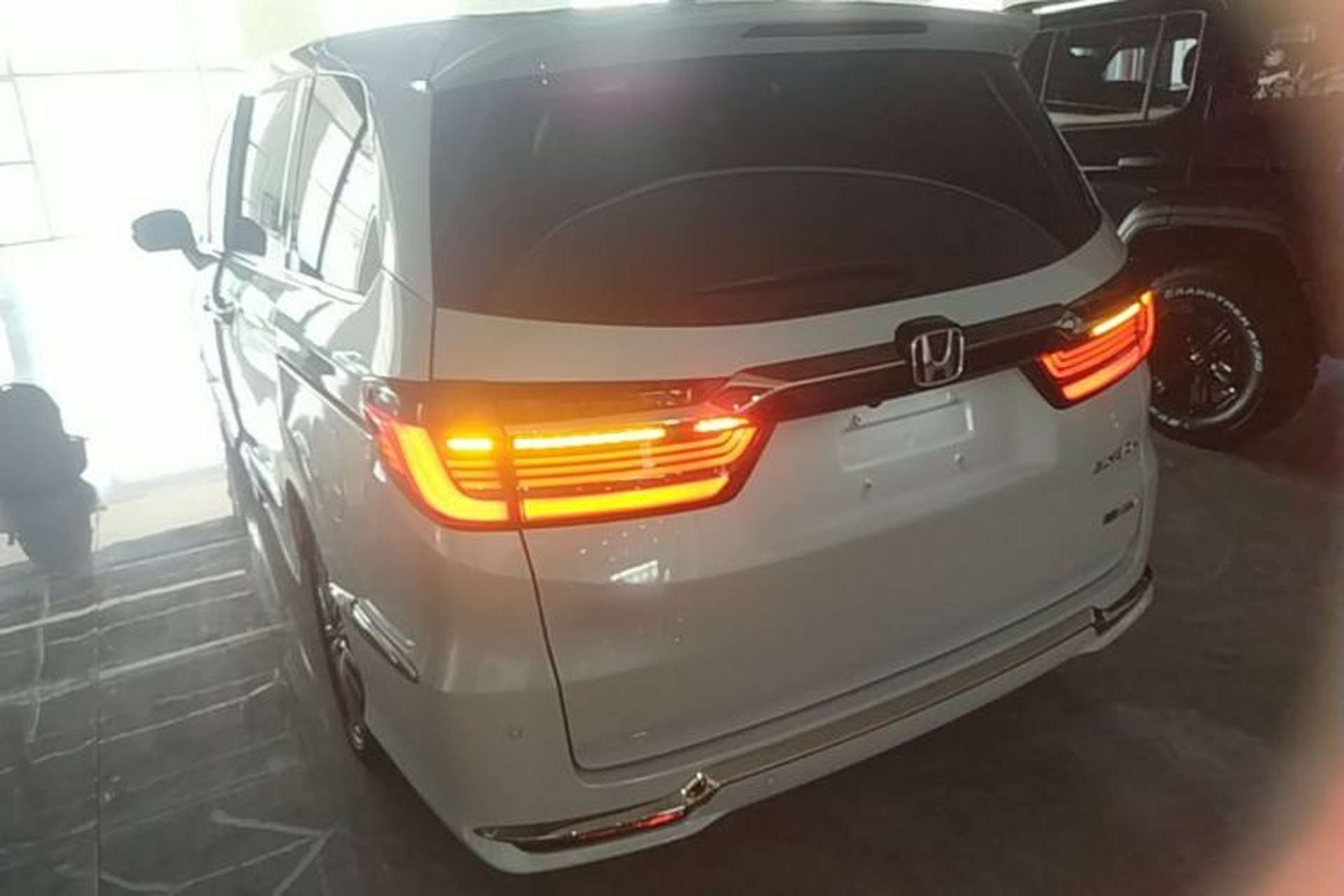 Used Honda Elysion 2024 2.0L eHEV Luxury Edition Rear Left 45 Deg