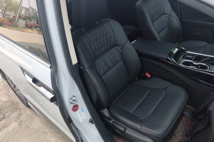 Used Honda Elysion 2024 2.0L eHEV Luxury Edition Right Front Seat