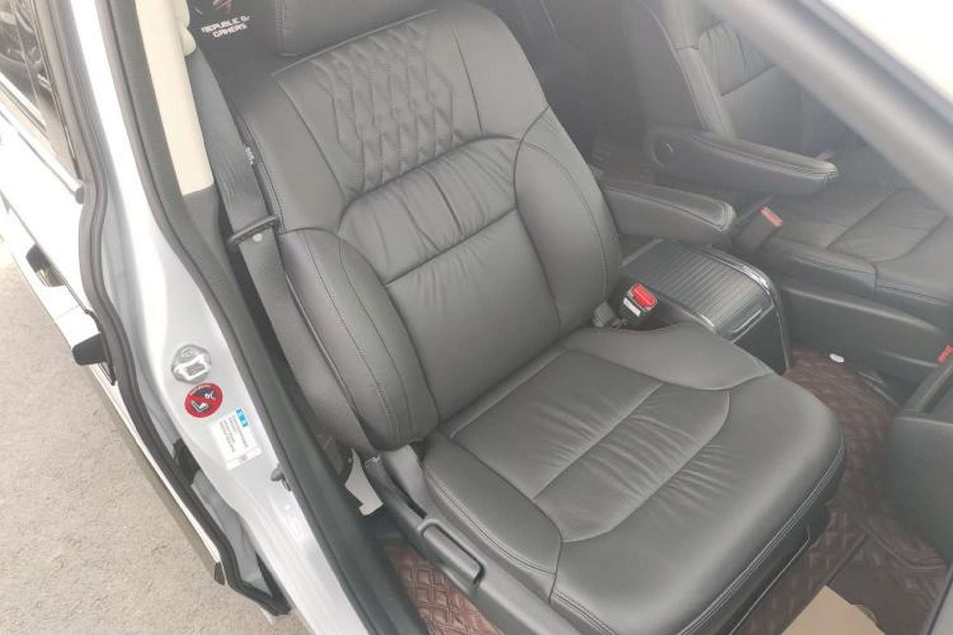 Used Honda Elysion 2024 2.0L eHEV Luxury Edition Right Front Seat