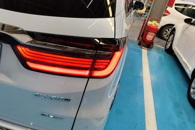 Used Honda Elysion 2024 2.0L eHEV Luxury Edition Right Rear Taillight
