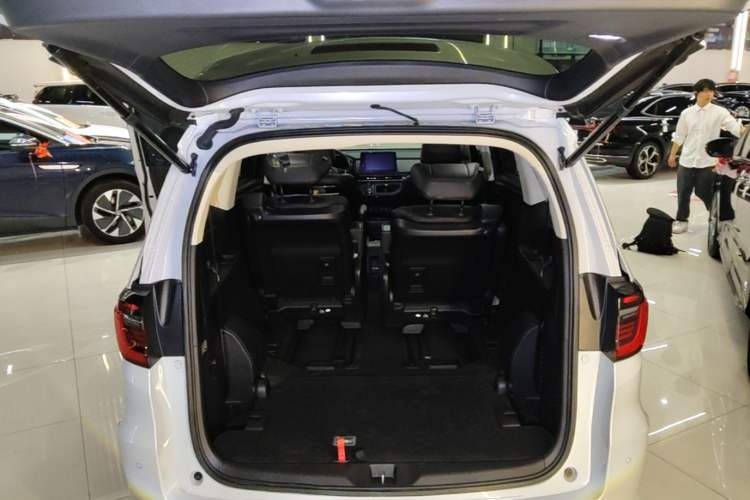 Used Honda Elysion 2024 2.0L eHEV Luxury Edition Trunk