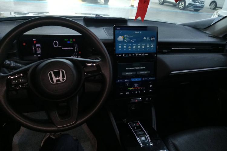 Used Honda e:NP1 2023 420 km Vision Edition Center Console
