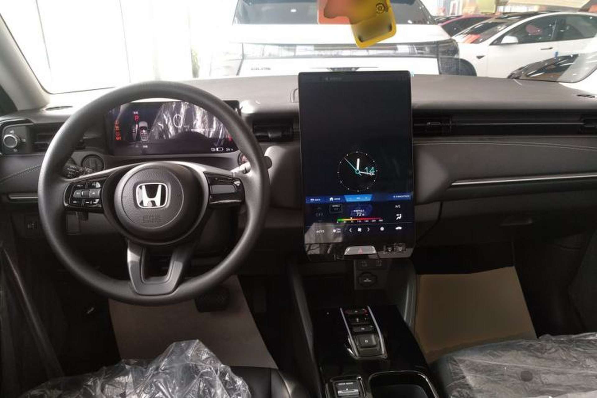 Used Honda e:NP1 2023 420 km Vision Edition Center Console