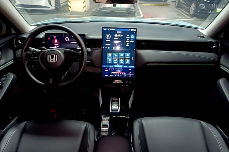 Used Honda e:NP1 2023 420 km Vision Edition Center Console