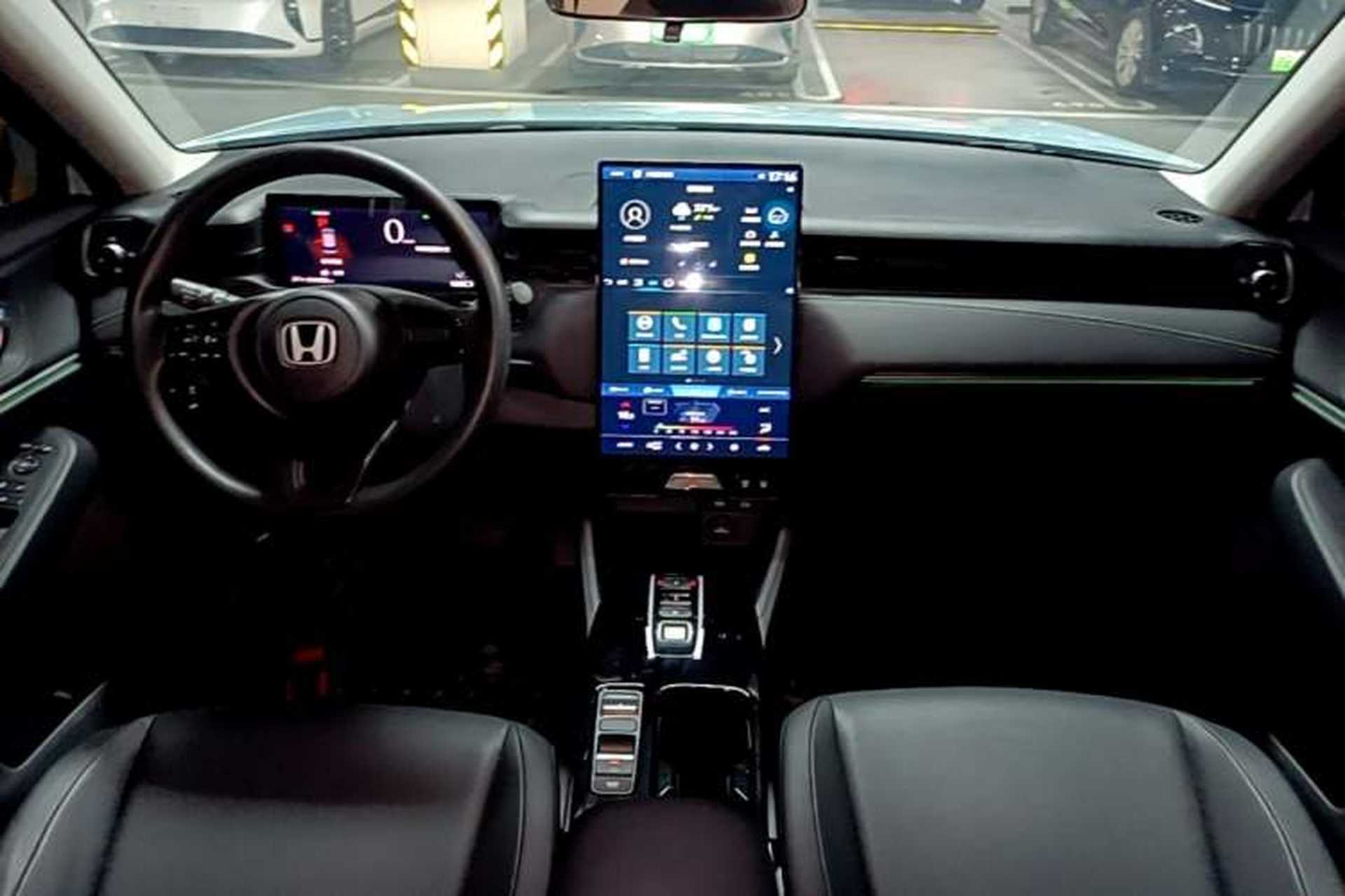 Used Honda e:NP1 2023 420 km Vision Edition Center Console