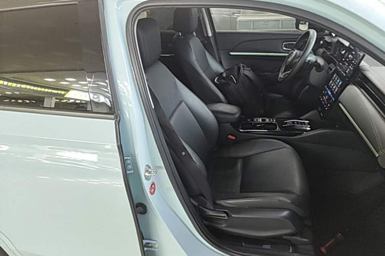 Used Honda e:NP1 2023 420 km Vision Edition Right Front Seat