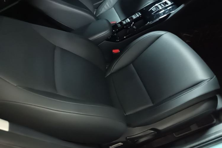 Used Honda e:NP1 2023 420 km Vision Edition Right Front Seat
