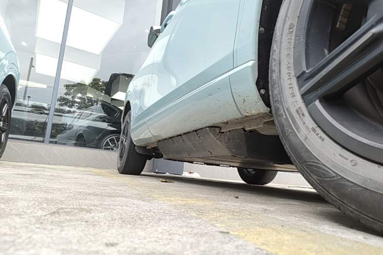 Used Honda e:NP1 2023 420 km Vision Edition Right Side Sill