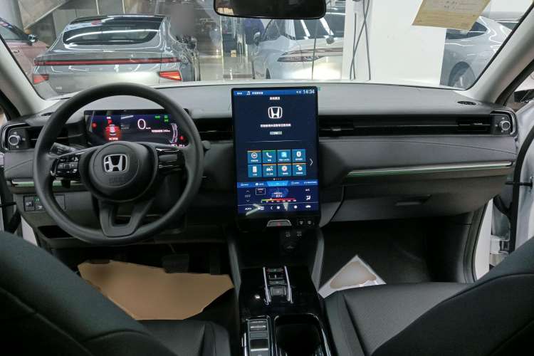Used Honda e:NP1 2023 420 km Vision Edition Center Console