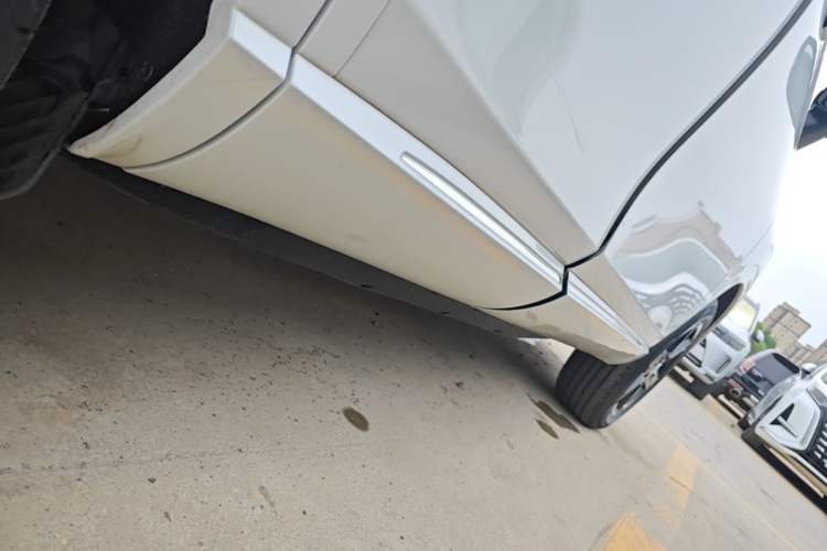 Used Honda e:NP1 2023 420 km Vision Edition Right Side Sill