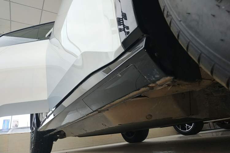 Used Honda e:NP2 2024 Advanced Edition Right Side Sill