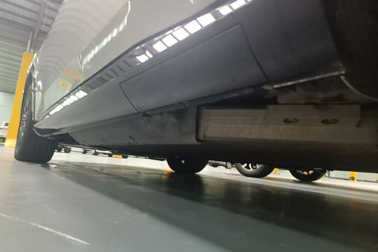 Used Honda e:NS2 2024 Light-Chasing Version Left Side Sill
