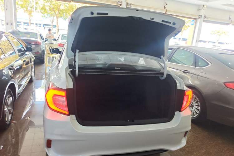 Used Honda Envix 2019 180TURBO CVT Enjoyment Edition China VI Trunk