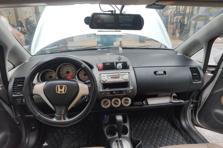 Used Honda Fit 2004 1.5L CVT Center Console