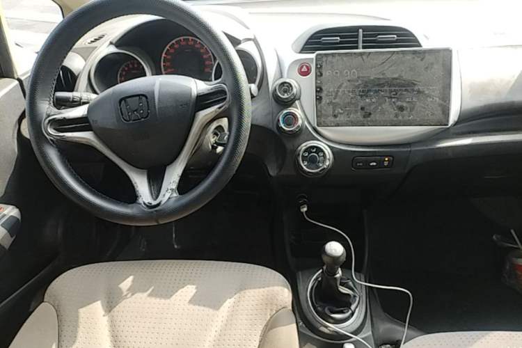 Used Honda Fit 2008 1.5L manual luxury version Center Console