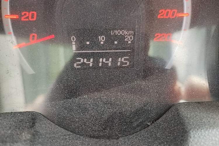 Used Honda Fit 2008 1.5L manual luxury version Odometer Close Up