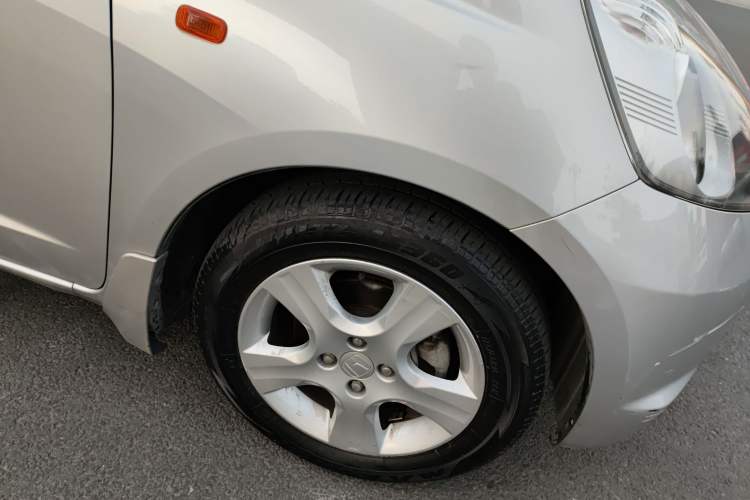 Used Honda Fit 2008 1.5L automatic luxury edition Right Front Wheel Hub