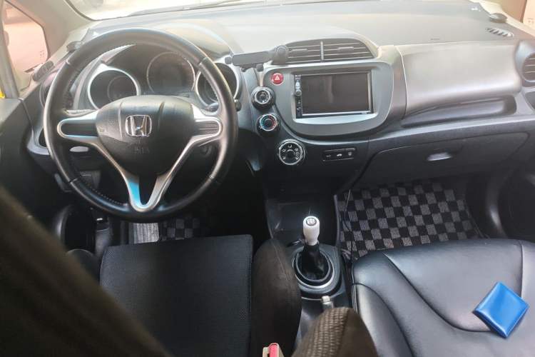 Used Honda Fit 2008 1.5L manual luxury version Center Console
