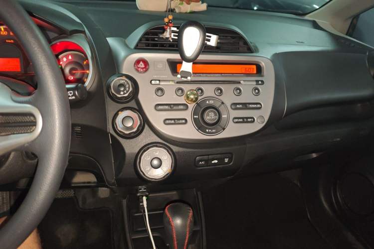 Used Honda Fit 2011 1.5L Automatic Luxury Edition Audio And AC Panel