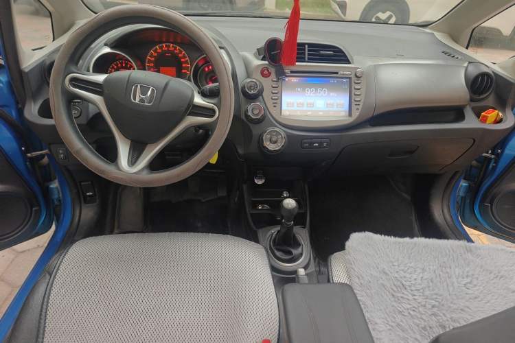 Used Honda Fit 2011 1.5L manual luxury version Center Console