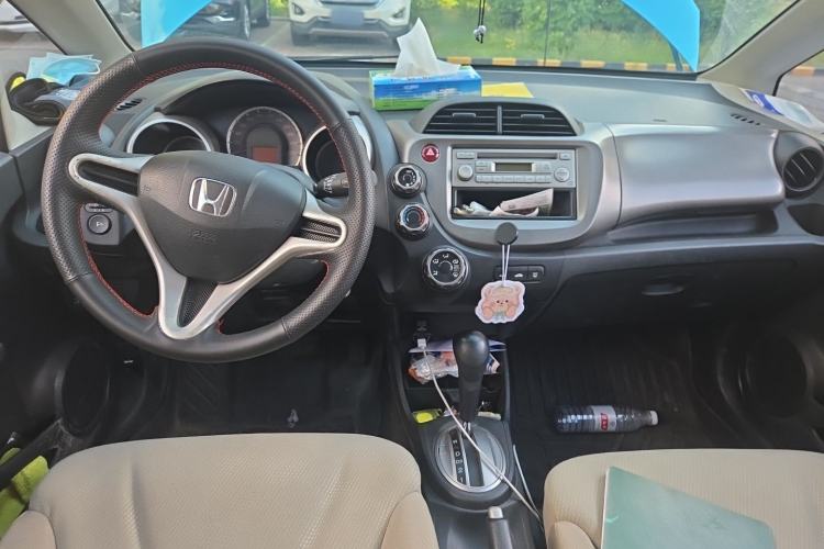 Used Honda Fit 2011 1.3L automatic comfort version Center Console