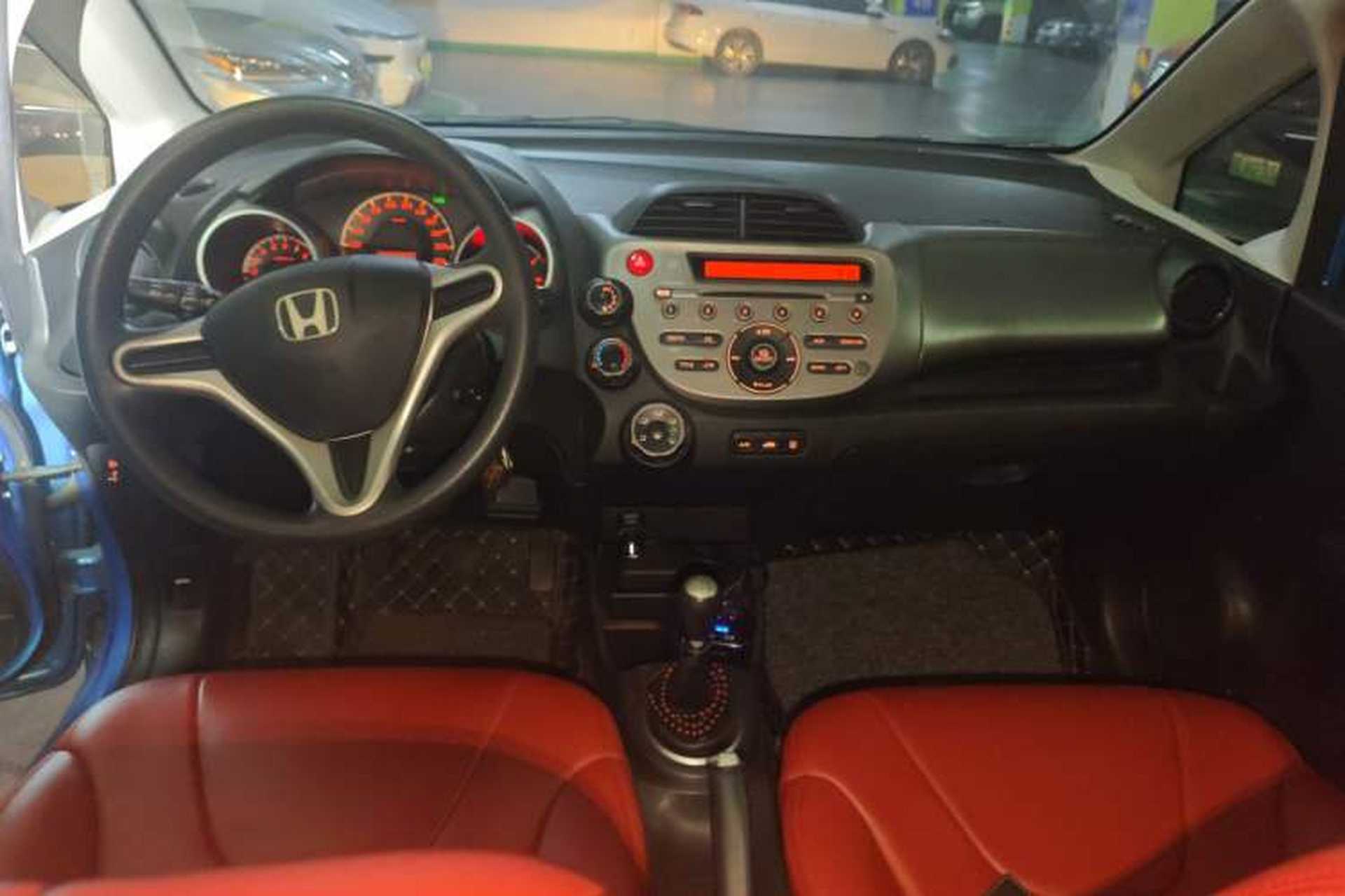 Used Honda Fit 2011 1.5L manual luxury version Center Console