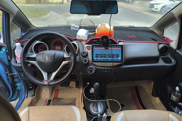 Used Honda Fit 2011 1.5L Automatic Luxury Edition Center Console