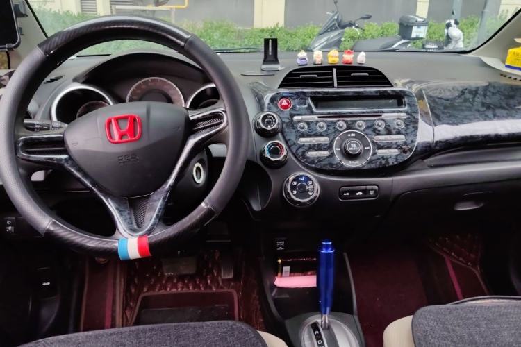 Used Honda Fit 2011 1.3L automatic comfort version Center Console