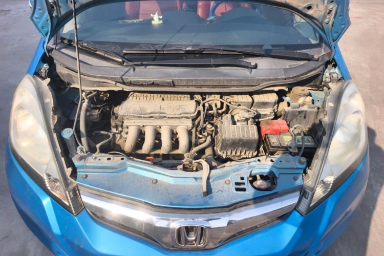 Used Honda Fit 2011 1.5L automatic panoramic sunroof version Engine Bay